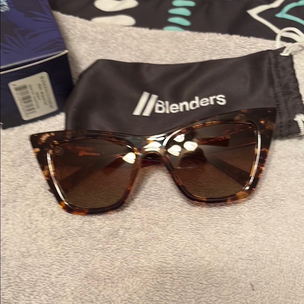 Brown Tortoiseshell Sunglasses with Gradient Lenses